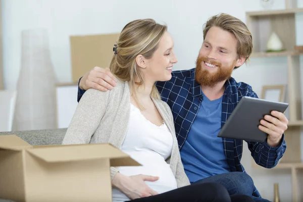 Pregnant Couple Checking Tablet Moving — Stock Photo, Image