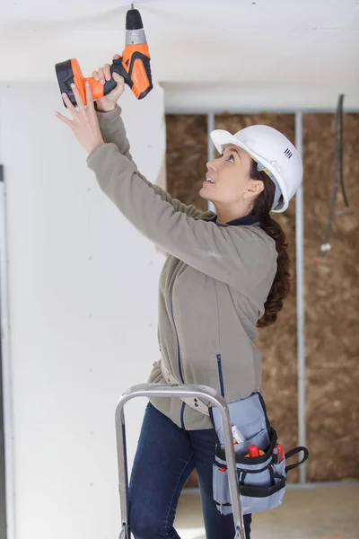 Female Builder Using Cordless Drill — ストック写真