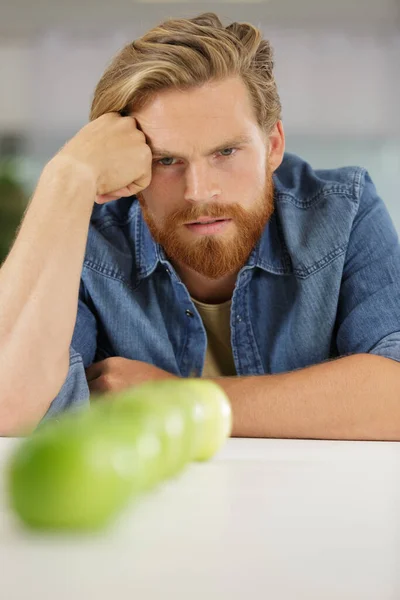 Homme Regardant Une Rangée Pommes Sur Table — Photo