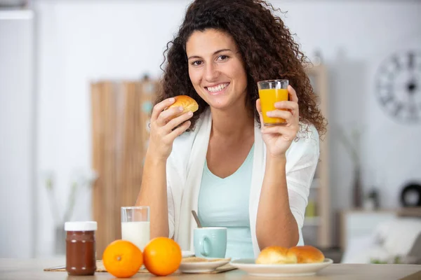 Hermosa Mujer Tomando Vaso Jugo Naranja Con Comida — Foto de Stock