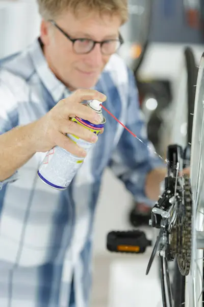 修理工在车间修理自行车 — 图库照片