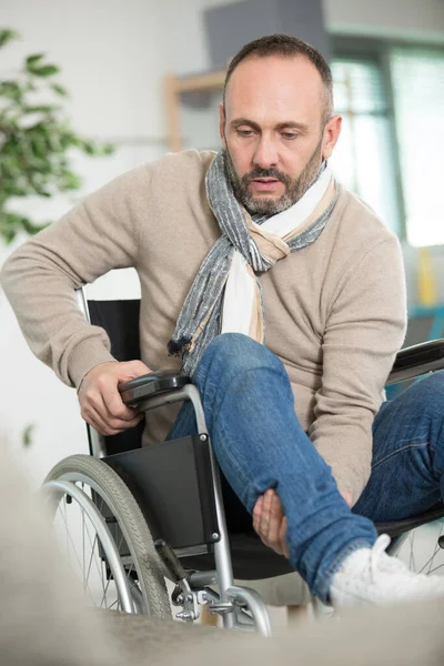 Älterer Behinderter Mann Hebt Sein Bein Rollstuhl Position — Stockfoto