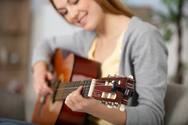 Jolie Jeune Fille Jouer Peu Enregistrement Guitare — Photo