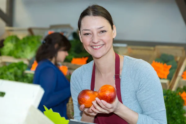 Sales Assistant Holding Blood Oranges Green Grocers — Stock Photo, Image