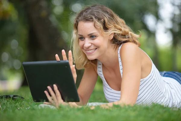 Mujer Joven Usando Tableta Aire Libre Que Pone Hierba Sonriendo —  Fotos de Stock
