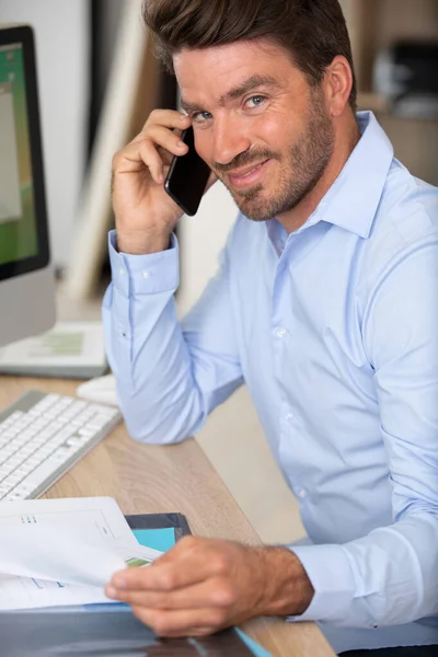 Homem Que Trabalha Escritório Origem Chamando Segurando Documento — Fotografia de Stock