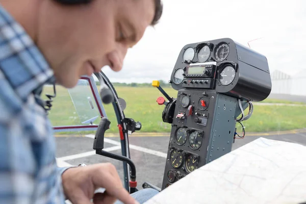 男性的航空工程师 具有从事直升机驾驶舱的剪贴板 — 图库照片