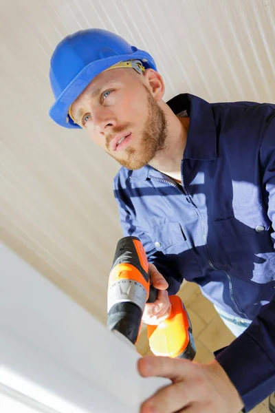 Male Builder Using Driver — Stock Photo, Image