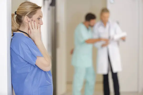 悲しい看護師が病院の廊下で壁にぶつかる — ストック写真