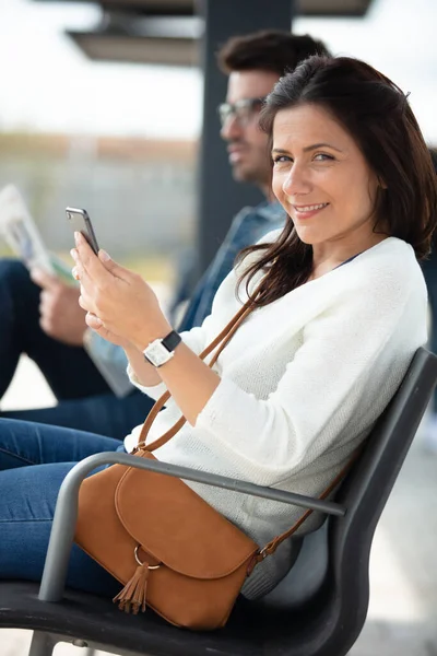 Mujer Mirando Smartphone Una Estación Tren — Foto de Stock