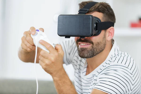 Vousatý Hráč Hraje Hru Pomocí Joysticku Virtuální Reality Headset — Stock fotografie