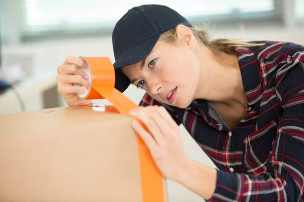 Vrouw Verpakking Tape Doos — Stockfoto