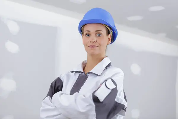 Mulher Construtor Engenheiro Com Braços Cruzados — Fotografia de Stock