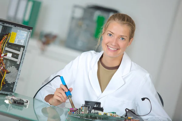 Técnico Feminino Soldando Componentes Eletrônicos — Fotografia de Stock