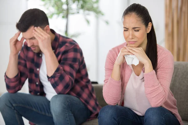 Emotionaler Mann Und Frau Saß Nicht Auf Dem Sofa — Stockfoto