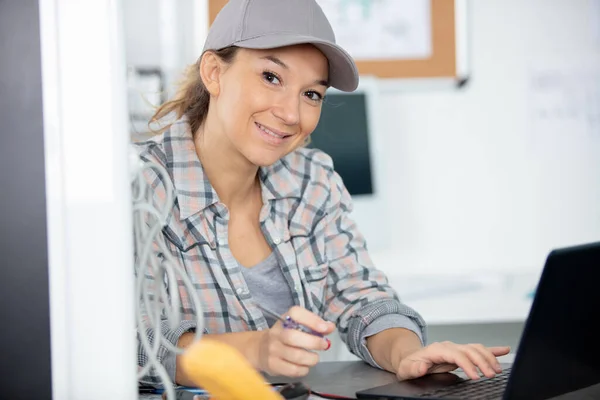 デスクトップコンピュータでプログラミングする女性 — ストック写真