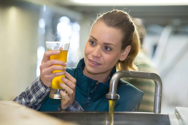 Female Brewer Testing Beer — Stock Photo, Image