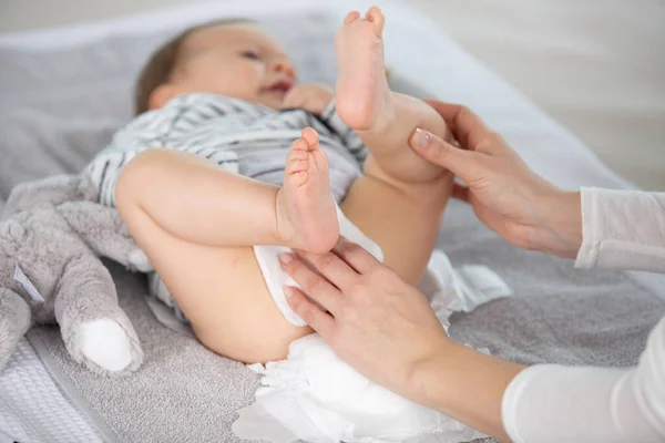 Madre Limpiando Sus Nalgas Bebé Con Pañuelos Húmedos —  Fotos de Stock