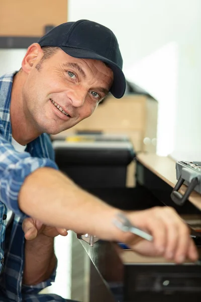 Trabalhador Masculino Tomando Chave Caixa Ferramentas — Fotografia de Stock
