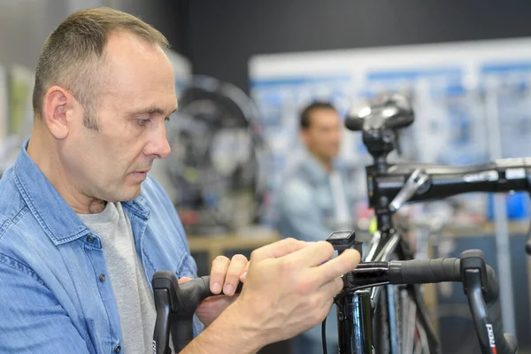 Mann Checkt Fahrrad Vor Kauf Sportgeschäft — Stockfoto