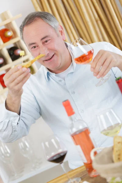 Człowiek Gospodarstwa Różane Wino Ser — Zdjęcie stockowe