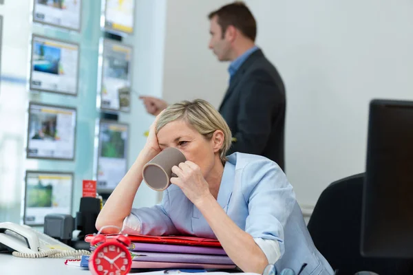 Unavená Podnikatelka Při Pohledu Notebook Kanceláři — Stock fotografie