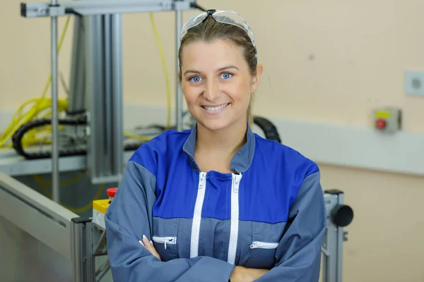 Portrait Young Female Worker Arms Crossed — Stock Photo, Image