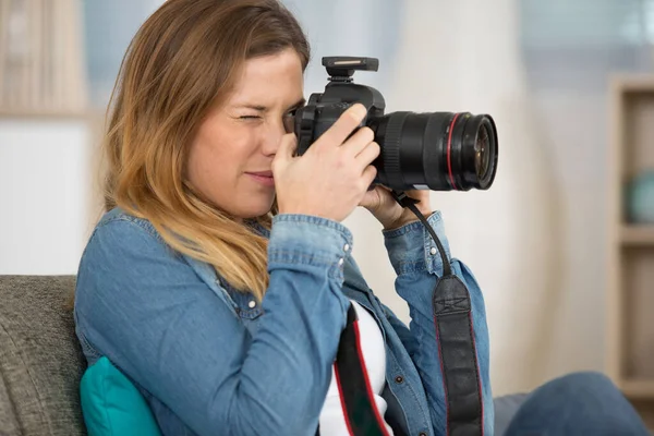 Γυναίκα Κάθισε Στον Καναπέ Εστιάζοντας Φακό Φωτογραφική Μηχανή Της — Φωτογραφία Αρχείου