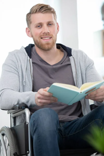 Учитель Мужчина Книгами Инвалидной Коляске — стоковое фото