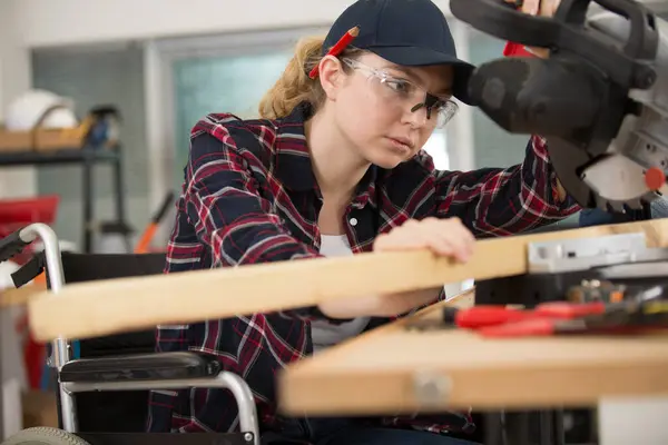 Disabled Female Carpenter Using Circular Saw — Stock Photo, Image