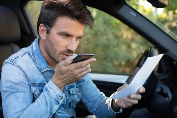 Man Stopped Car Talking Smartphone — Stock Photo, Image