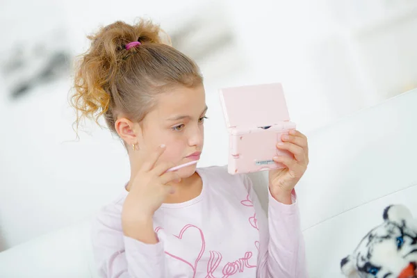Een Klein Meisje Gebruikt Een Nintendo Stick — Stockfoto