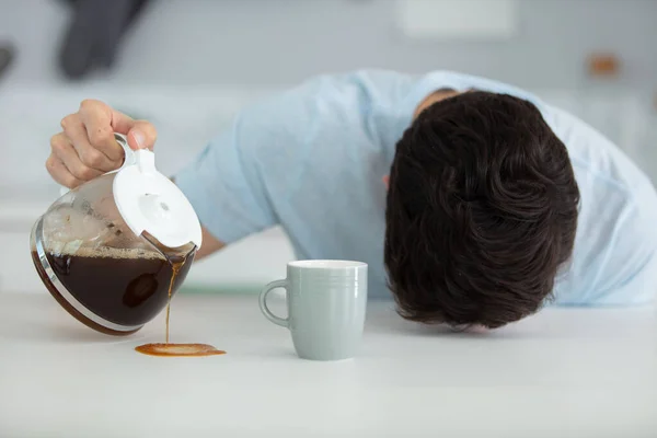Сонный Мужчина Проливает Кофе Дома — стоковое фото