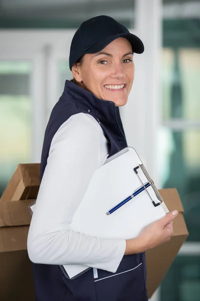 Mujer Trabajadora Con Portapapeles Oficina —  Fotos de Stock