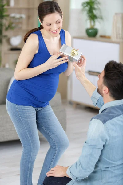 Pregnant Woman Feeling Surprised Receiving Present Her Husband — Stock Photo, Image