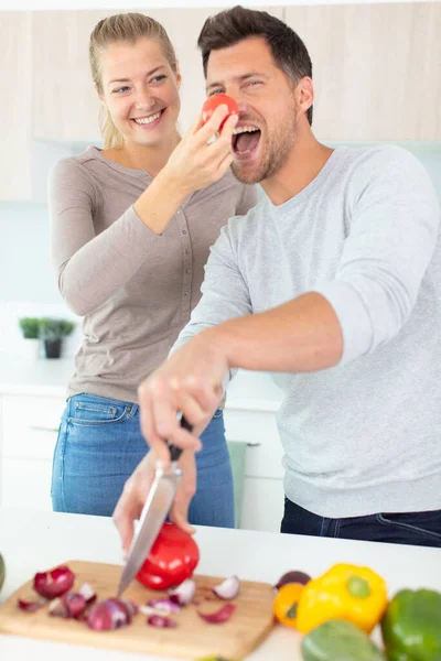 キッチンで楽しんでいる遊び心のあるカップル 鼻のピエロ — ストック写真