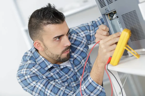 职业男性工程师工作电压 — 图库照片