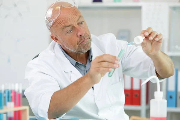 Científico Masculino Senior Usando Pipeta — Foto de Stock