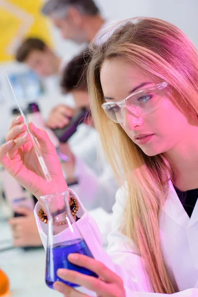Lady Experimenting Science Lab — Stock Photo, Image