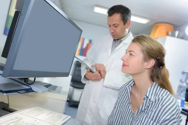 Doctor Using Computer Inform Patient — Stock Photo, Image