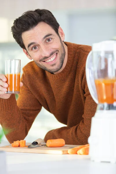 Handsome Man Making Fresh Carrot Juice — Stock Photo, Image