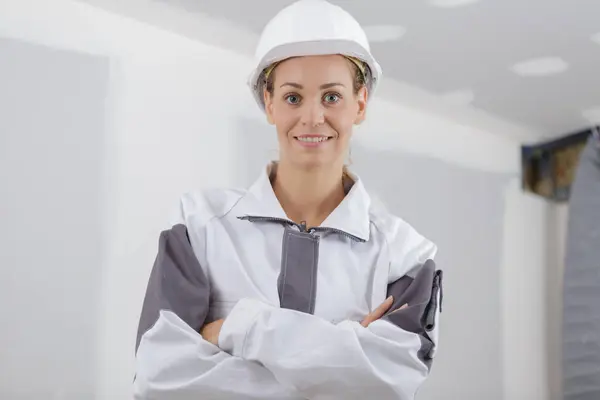Retrato Una Mujer Constructora Sonriente Interior — Foto de Stock
