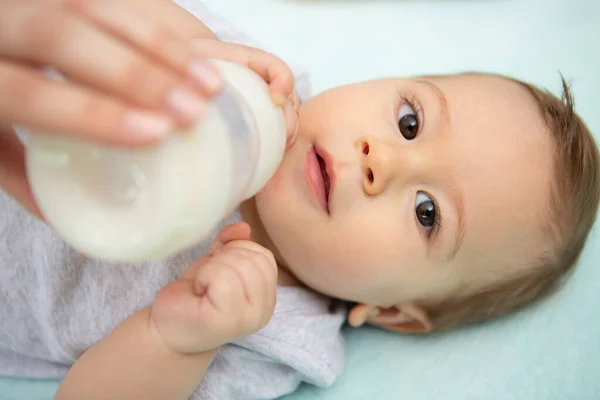 Cierre Alimentación Leche Infantil —  Fotos de Stock