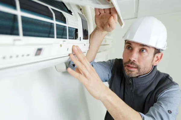 Male Repairman Connecting Air Conditioner Pipes — Stock Photo, Image