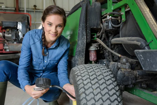 Молодая Женщина Фермер Решает Проблему Своим Трактором — стоковое фото