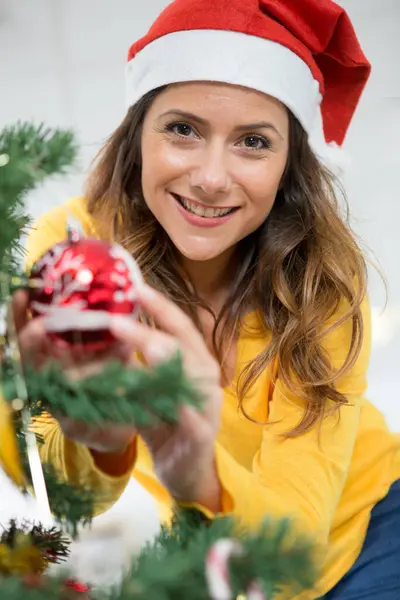 Jong Vrouwelijk Versieren Kerstboom — Stockfoto