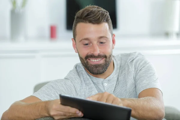 Šťastný Muž Počítačem Tabletu Doma — Stock fotografie