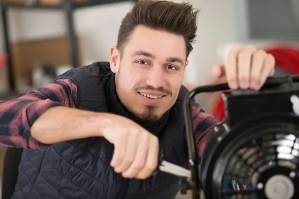 Muž Opravuje Elektrický Ventilátor — Stock fotografie