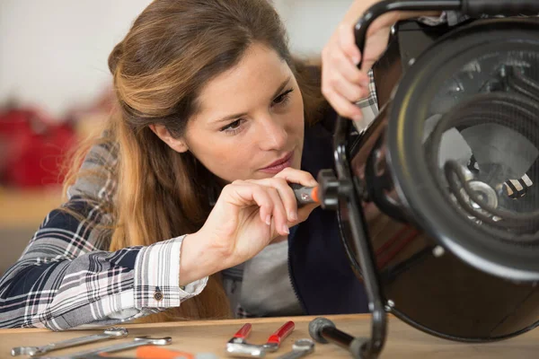 Female Engineer Repairing Portable Heater — Stock Photo, Image