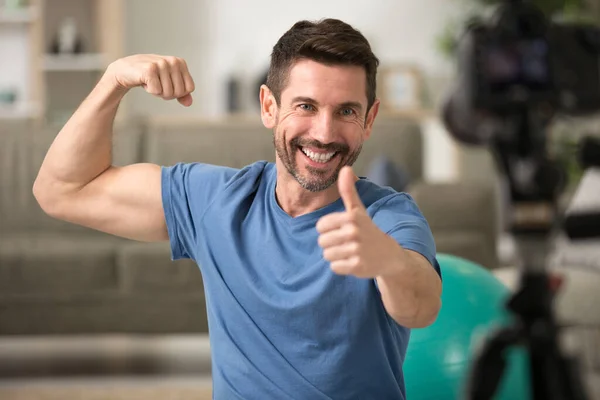 Man Showing His Arm Muscle — Stock Photo, Image